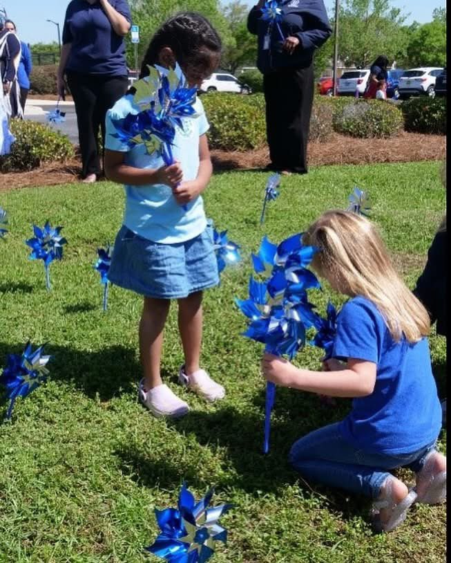 FloridaAPD's tweet image. The Agency for Persons with Disabilities was proud to join communities across Florida in planting pinwheels in honor of Child Abuse Prevention Month.
Throughout the month we partnered with the Ounce of Prevention and Department of Children and Families at events to raise…