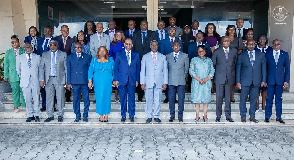 Ce 30 avril 2025, le Premier ministre, Chef du Gouvernement de la Transition, M. Raymond Ndong Sima   , a présidé le dernier Conseil interministériel de la Transition.

Dans une atmosphère de travail studieuse et détendue. La réunion s’est conclue par une photo de famille.