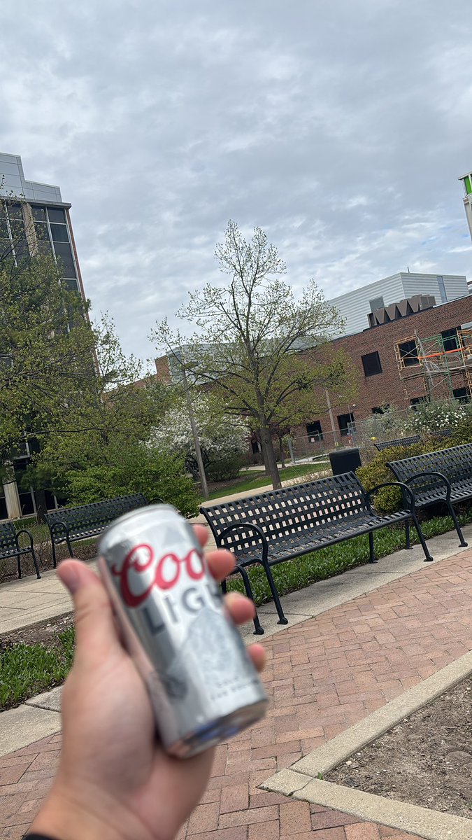 M0wingTheAir's tweet photo. @CraigSchultzy Second to last stop on our crawl brings us to the Chemistry building. Good spot for a beer. #TheHallCrawl https://t.co/aQdxiMXdbl