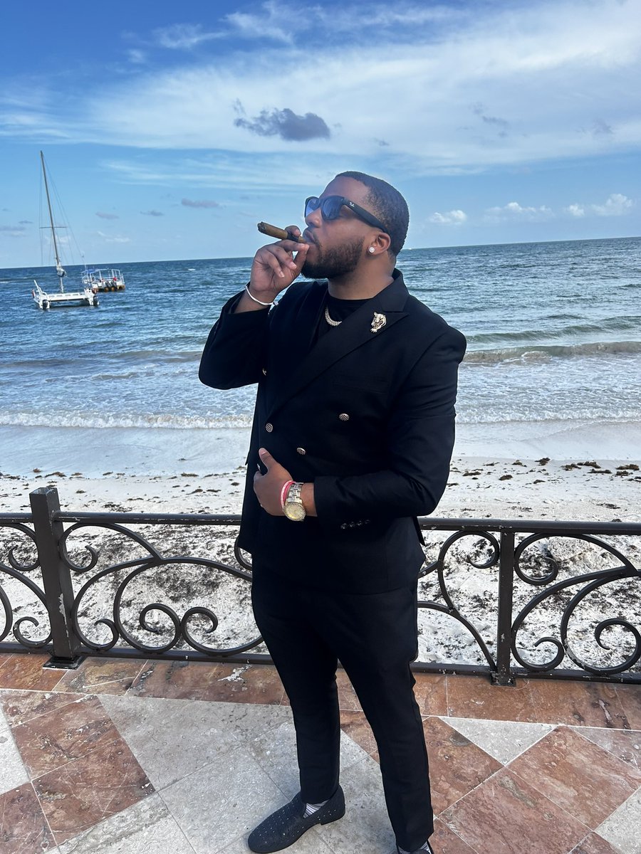 Super_cooop's tweet photo. Damn I love wedding seasons 🤵🏾💍 https://t.co/2tFRlPqo1U