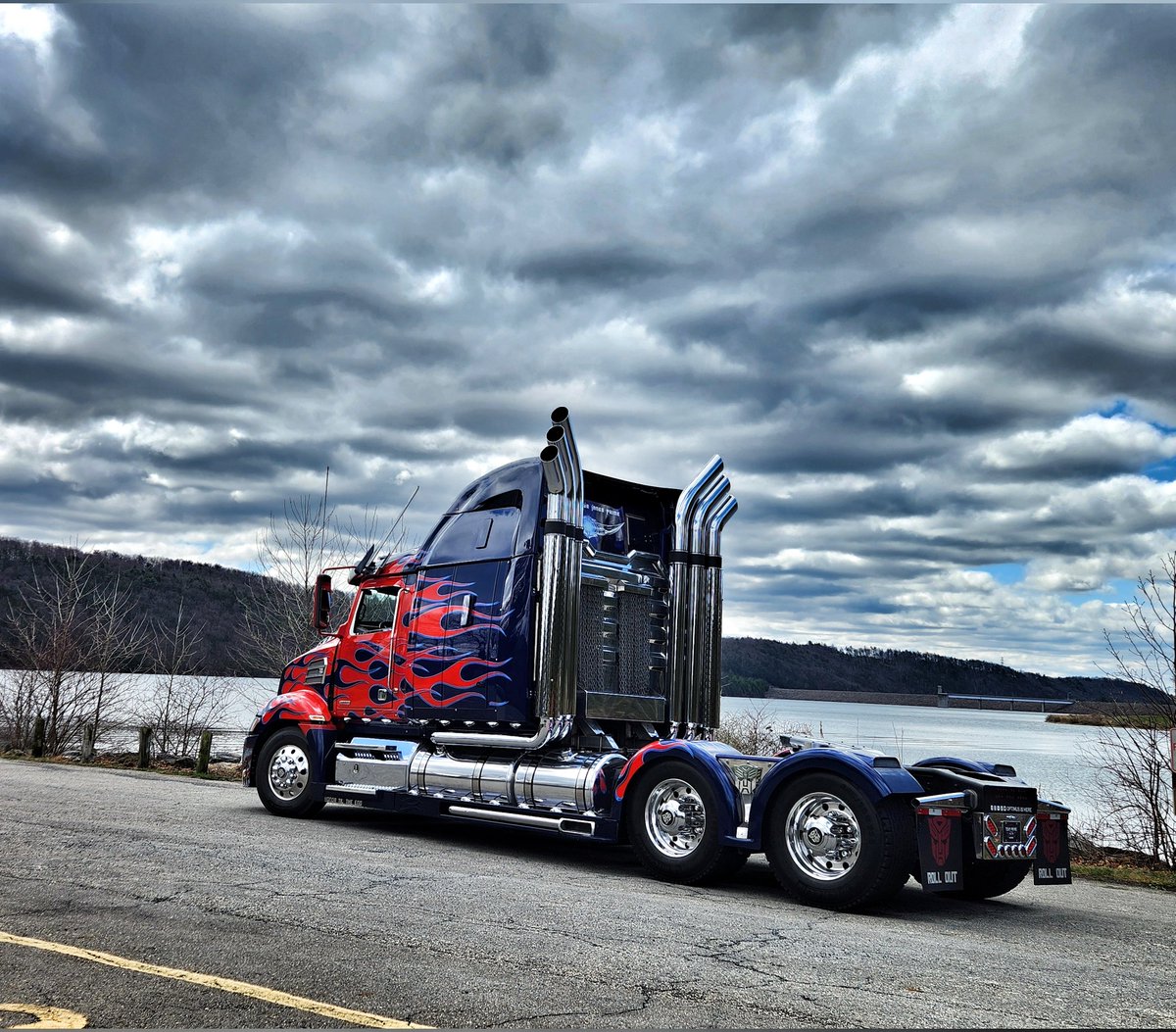 Optimus_Is_Here's tweet image. Almost time to roll out and re-inspire a darkened world 💪💙🤙

#OptimusIsHere #OptimusPrime  #TeamPrime #Transformers #autobot #inspire #riseabove #leader #rollout