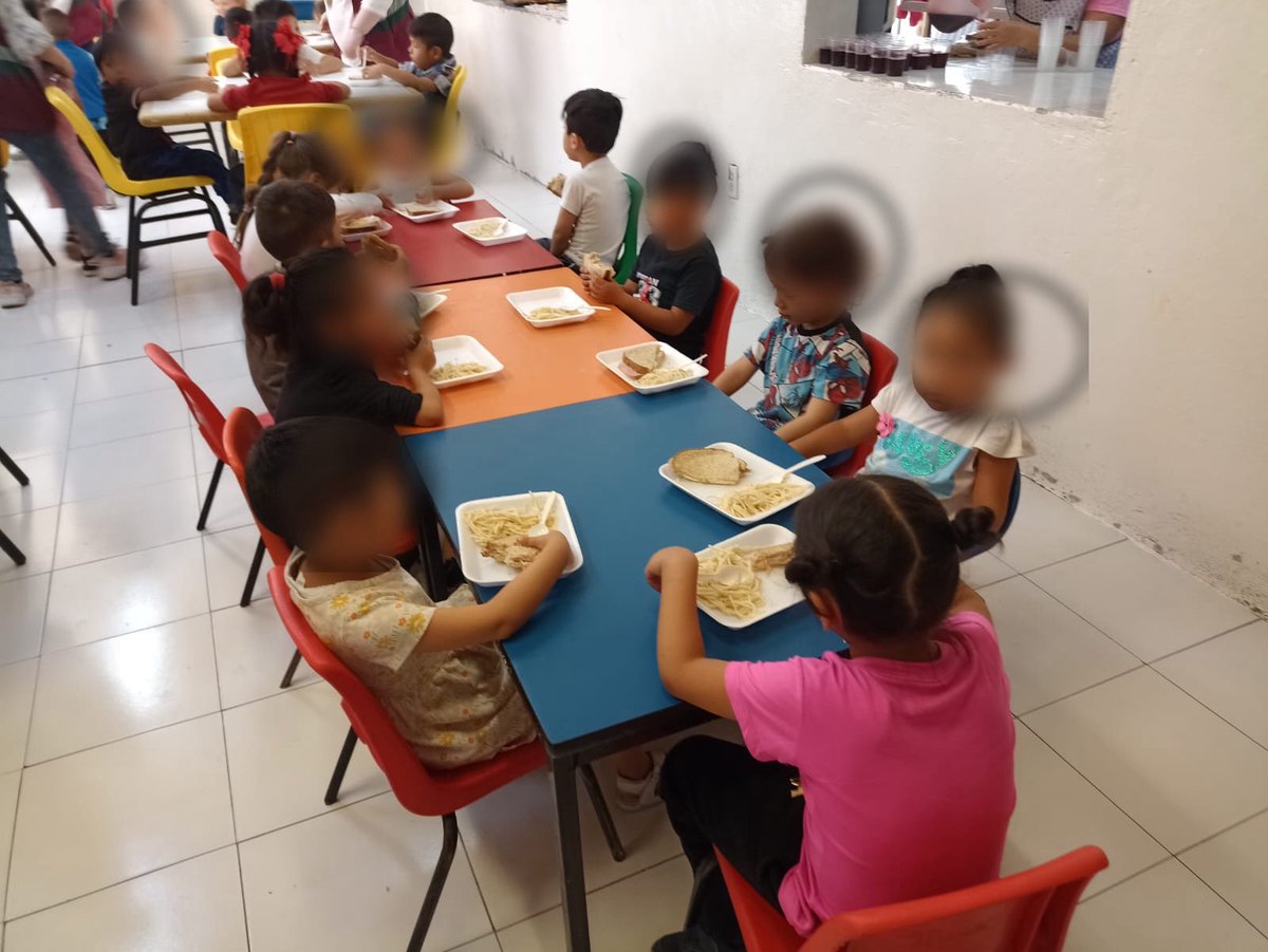 DIFCDMX's tweet photo. 🎉🥳Continuamos celebrando a las niñas y niños de nuestra #CapitalDeLaTransformación. 🫶 Así la fiesta en nuestros Centros de Día. 🎊
Nuestro agradecimiento a CFE Nacional y al #SUTERM por la donación de juguetes para nuestros niñ@s. 🎈 https://t.co/7ZcFHUzKZR