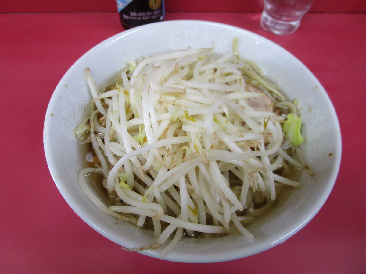 yo0811shi's tweet photo. ラーメン二郎　千住大橋駅前店
小ラーメン　そのまま
麺量変えずに食べたが丁度良かった
肉厚の豚としょっぱめのスープと麺のゆで具合…
ワンオペであのクオリティーはスゴい
美味しかったです🍜
団体客多くて待ち時間長め😅
#ラーメン二郎
#ラーメン好きな人と繋がりたい
#ラーメン二郎千住大橋駅前店 https://t.co/x7X4XuUQCE