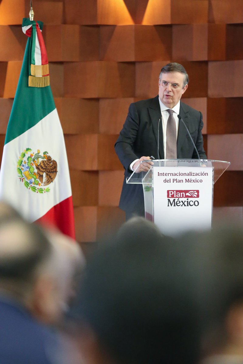 🇲🇽 Plan México se internacionaliza

-Marcelo Ebrard, secretario de Economía, presentó esta estrategia que busca que nuestro país deje de depender de factores externos y tome el control de su propio destino económico.

¿La misión? Reforzar lo que somos y lo que podemos ser, con