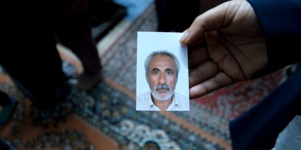 Ben Afgan işçi Vezir Mohammad Nourtani.

Üç çocuğum vardı. Kaçak madende çalışıyordum.

Yaralandım. Hastaneye götürmediler. Böbreklerimi çaldılar, cesedimi yaktılar.

Mahkemeye bir vesikalık bıraktım sadece. Bir fotoğraf kadar yerim oldu bu dünyada…