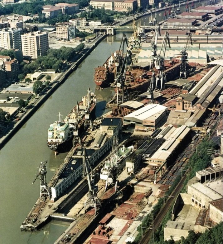 MirenAguirrego1's tweet image. Hasta que estuvo Felipe González había muchísima industria, en los años 80 con la reconversión industrial, los socialistas se la cargaron como han hecho con todo.

A la izquierda la foto de los Astilleros Euskalduna en 1975 y a la derecha en 1992, demolidos, las ruinas.