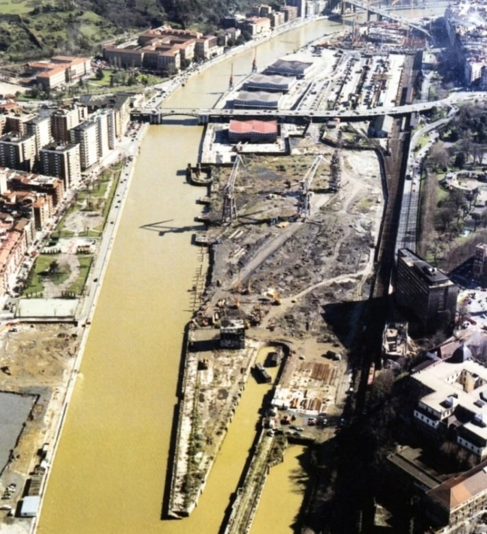 MirenAguirrego1's tweet image. Hasta que estuvo Felipe González había muchísima industria, en los años 80 con la reconversión industrial, los socialistas se la cargaron como han hecho con todo.

A la izquierda la foto de los Astilleros Euskalduna en 1975 y a la derecha en 1992, demolidos, las ruinas.