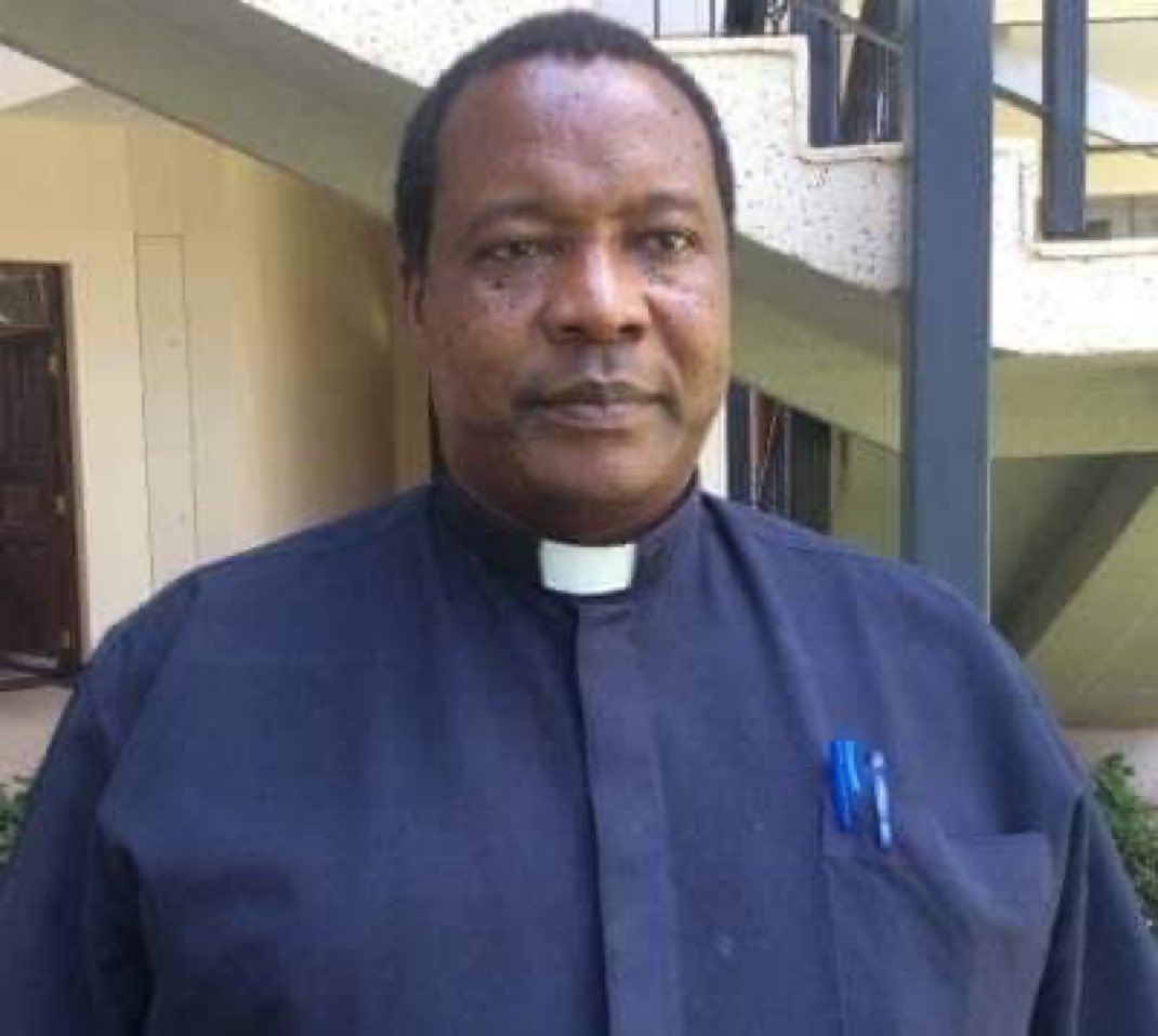 (---) Onesmo Mushi (@edutalktz) on Twitter photo Get well soon Father Kitima, siku zote msema kweli ni adui wa watawala.
Rais <a href="/SuluhuSamia/">Samia Suluhu</a> , kwa nini msibadilishe katiba mkatangaza kuwa hili ni taifa la kifalme ili tujue moja?
Ni ushenzi kuweka haki ya kutoa maoni kwenye katiba halafu wakati huo huo mnashambulia watu kwa Get well soon Father Kitima, siku zote msema kweli ni adui wa watawala.
Rais <a href="/SuluhuSamia/">Samia Suluhu</a> , kwa nini msibadilishe katiba mkatangaza kuwa hili ni taifa la kifalme ili tujue moja?
Ni ushenzi kuweka haki ya kutoa maoni kwenye katiba halafu wakati huo huo mnashambulia watu kwa