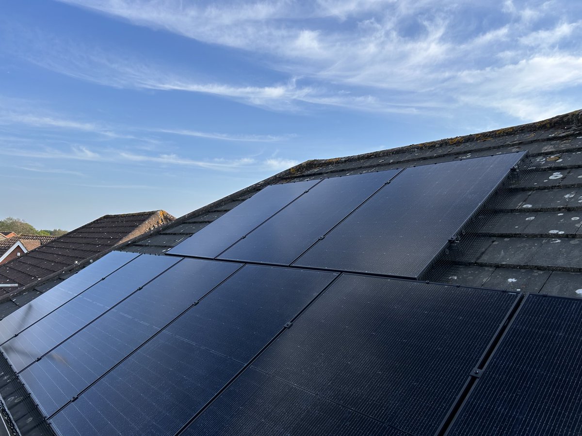 tools_out's tweet image. Just finished my install of 9x 445W panels on my NE roof ☀️☀️⚡️