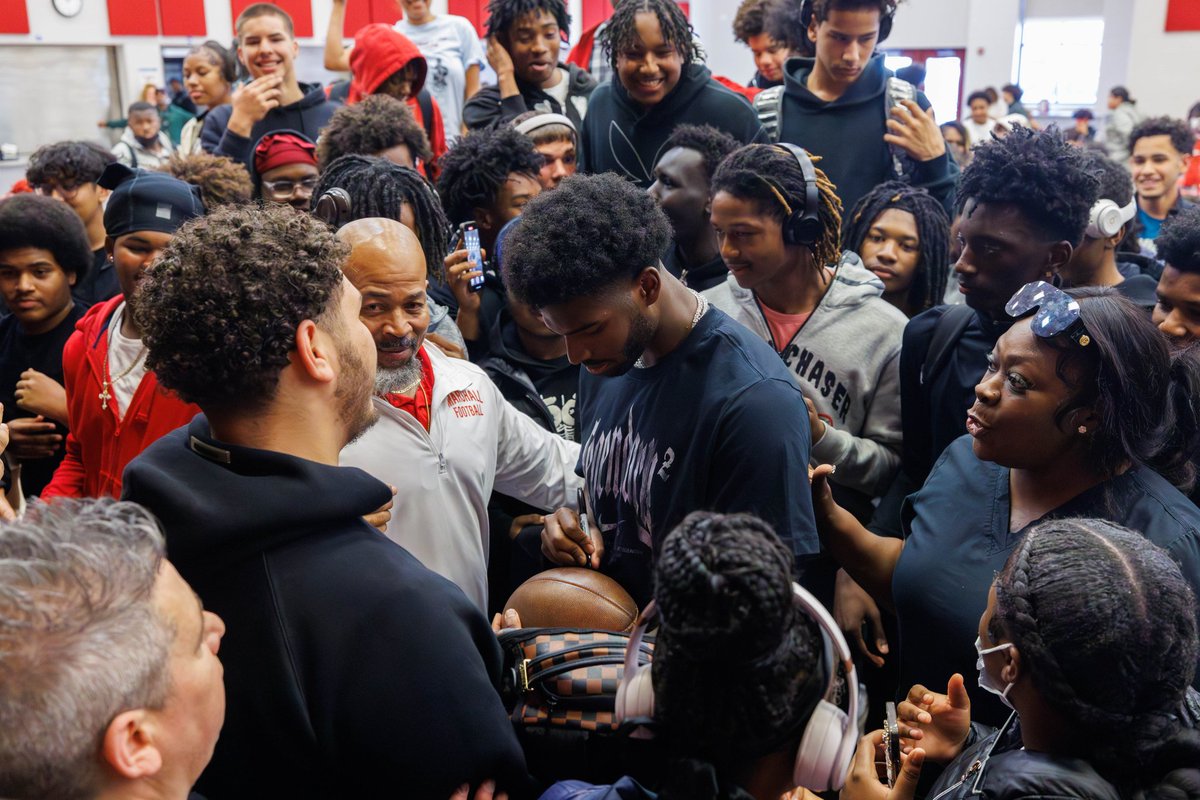 DrWarrenMorgan's tweet image. Thank you @ShedeurSanders for surprising our @CLEMetroSchools scholars at John Marshall High School today! Your words of wisdom, resilience, and hard work made a remarkable impact. Welcome to Cleveland! @Browns