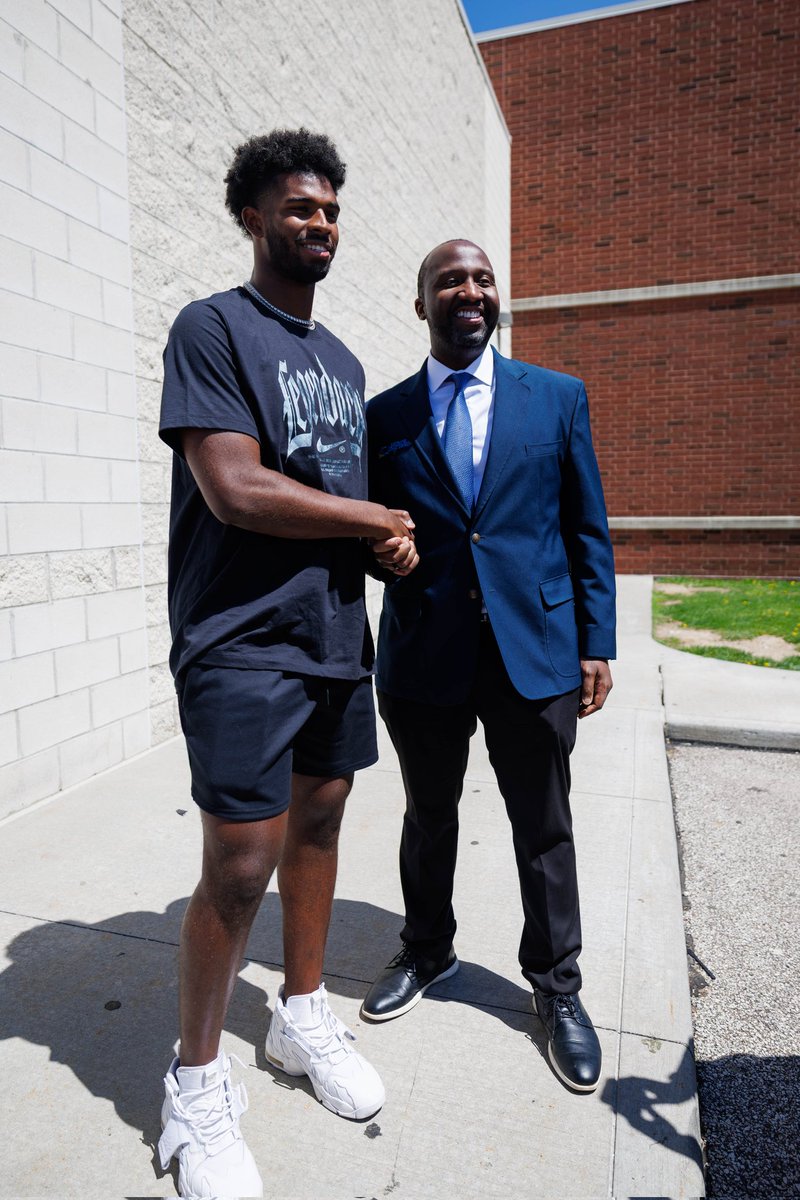DrWarrenMorgan's tweet image. Thank you @ShedeurSanders for surprising our @CLEMetroSchools scholars at John Marshall High School today! Your words of wisdom, resilience, and hard work made a remarkable impact. Welcome to Cleveland! @Browns