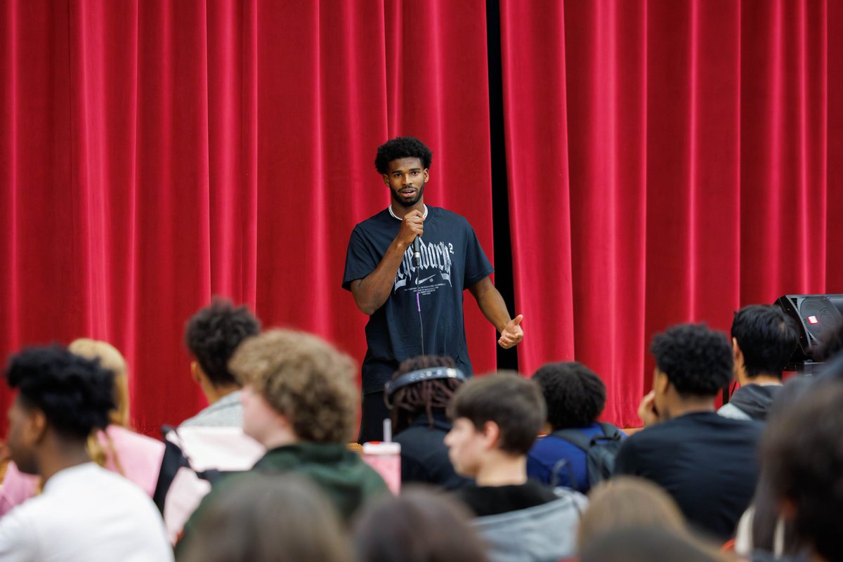 DrWarrenMorgan's tweet image. Thank you @ShedeurSanders for surprising our @CLEMetroSchools scholars at John Marshall High School today! Your words of wisdom, resilience, and hard work made a remarkable impact. Welcome to Cleveland! @Browns