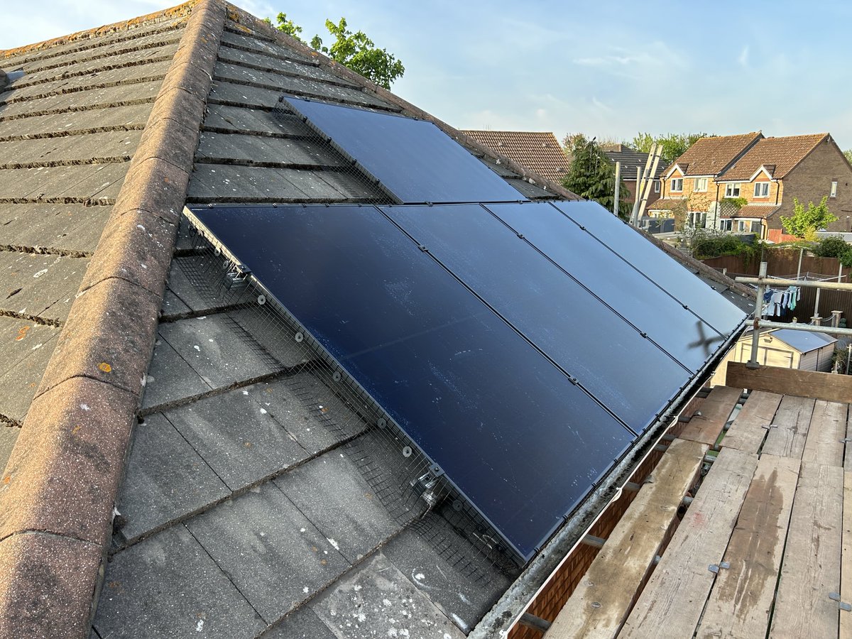 tools_out's tweet image. 5 Panels installed on my SSE roof ☀️⚡️