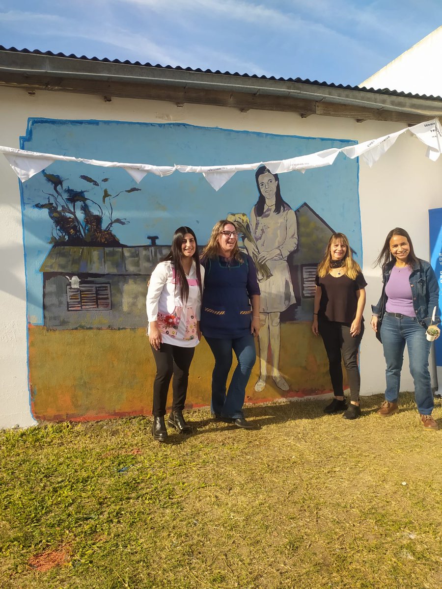 Barry__Ale's tweet photo. Hoy participé de la inauguración de un mural en homenaje a mi mamá en la Escuela Primaria N 23 de Glew donde ella fue maestra . El afecto y el compromiso de las maestras, alumnxs y sus amigos fue impresionante. Infinitas gracias por tan bello momento https://t.co/WNQwVc4GMv