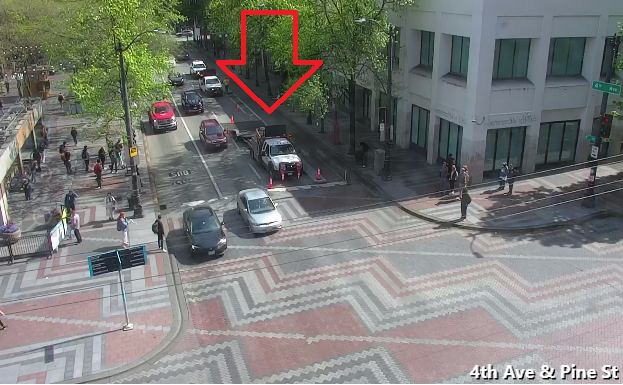 私たちの乗組員は、NBの左車線とWBバイクレーンをブロックしている4th Ave＆Pine