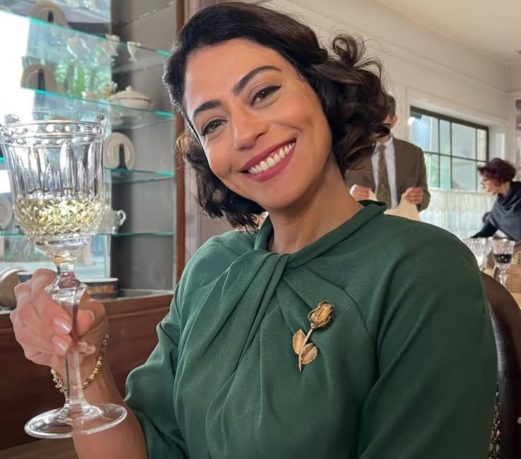 É sobre nenhuma das duas ter criado seus filhos, mas só uma estar correndo atrás do tempo perdido 
#GarotaDoMomento