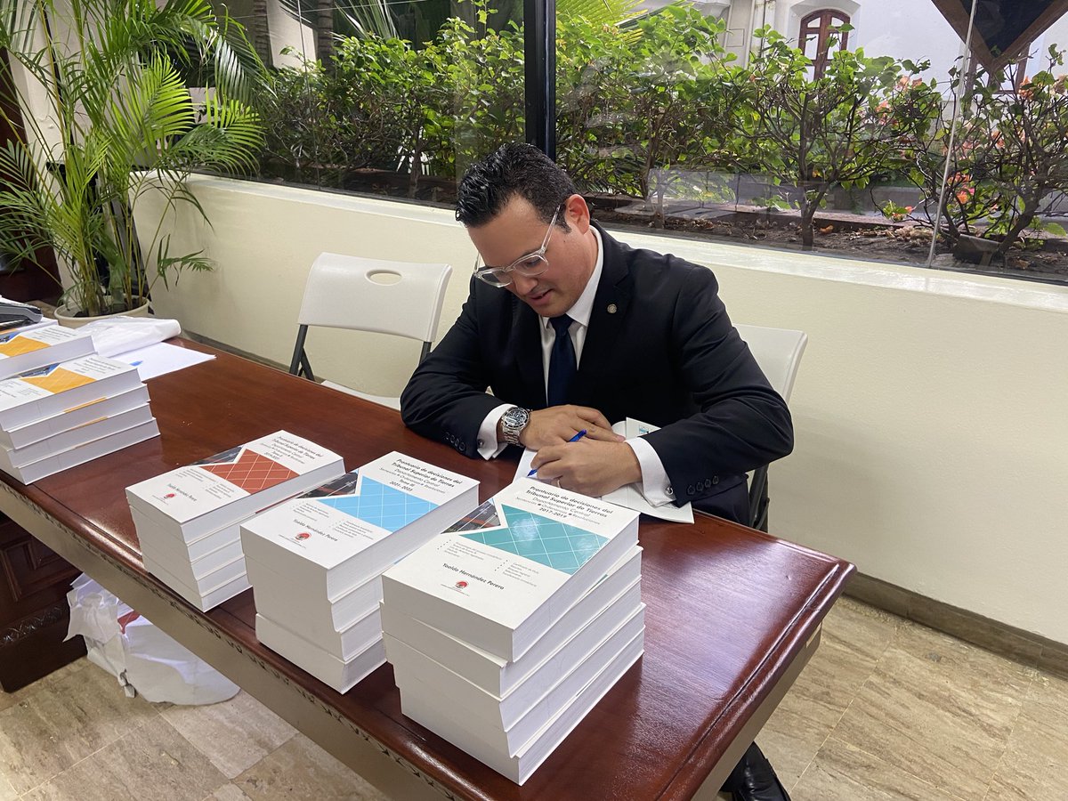 En la puesta en circulación de la obra *"Prontuario de decisiones del tribunal de Tierras. Departamento Central 2023-2025"*, una valiosa contribución jurídica de Yoaldo Hernández Perera <a href="/yoaldohp/">Yoaldo</a>. ¡Un honor ser parte de este gran momento!