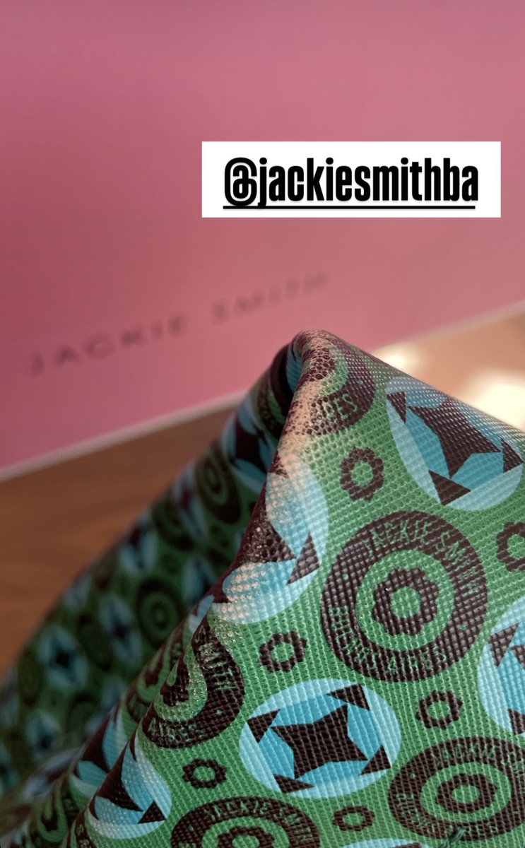 jjtrillo's tweet photo. A mi mujer le regalaron una cartera de @jackiesmithba y al MES se deterioro y no le tomaron la gtia xque es un material delicado y es desgaste x el uso. será incompatible el materia para cartera? o era para poner detrás de una vitrina donde se mira y no se toca? #nolarecomiendo https://t.co/UIT4ethBpa