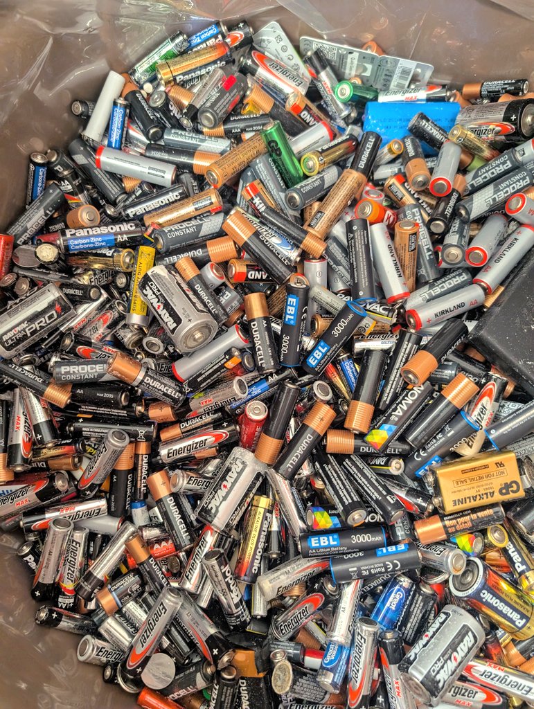 JRiversoCorreia's tweet photo. THANKS for ur collection of #DrainedBatteries @AngelaMericiDP peeps ~ our large drum in the front foyer is almost FULL !!!

Another SUCCESSFUL #BatteryBlitz during the month of April 💙♻️💚 https://t.co/jnTemJkbMB