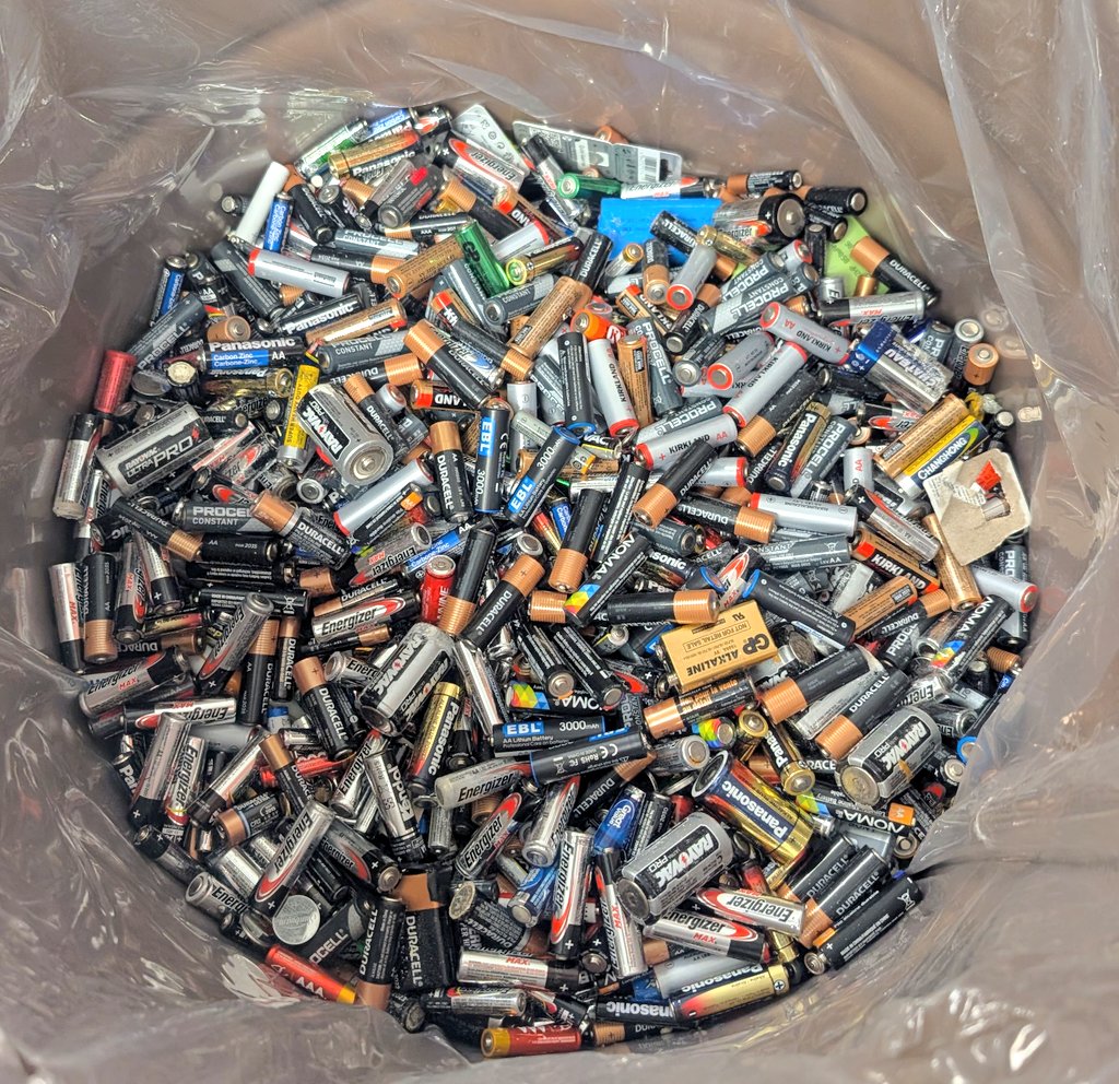 JRiversoCorreia's tweet photo. THANKS for ur collection of #DrainedBatteries @AngelaMericiDP peeps ~ our large drum in the front foyer is almost FULL !!!

Another SUCCESSFUL #BatteryBlitz during the month of April 💙♻️💚 https://t.co/jnTemJkbMB