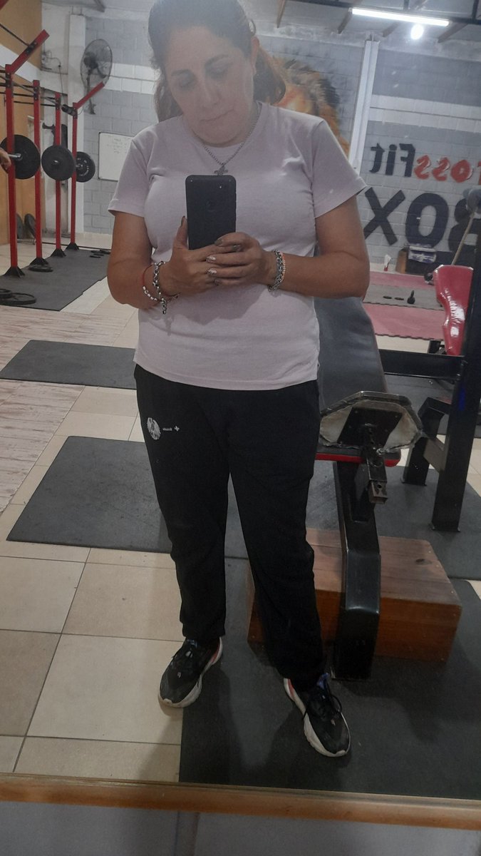 GladysLo3's tweet photo. Retomando el gym con tus pantalones hijo, para que me des fuerzas, te extraño tanto hoy que se me desgarra de dolor el 💔 https://t.co/TsXEo2c8Ew