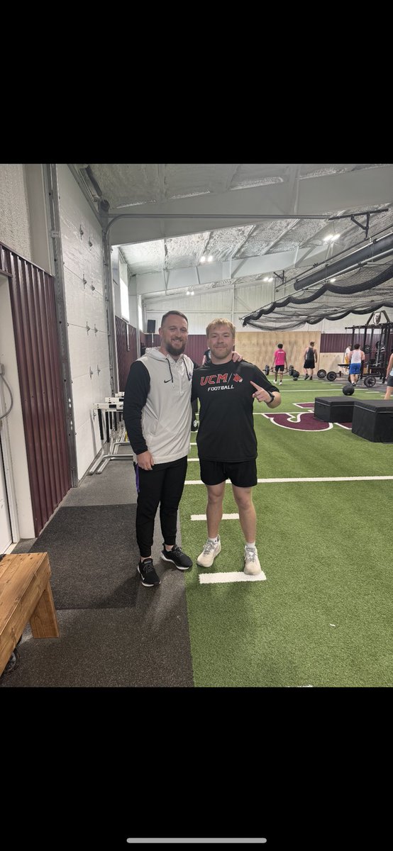 Coach Smith with Southwest Baptist University stopped by to recruit THA BEARS 🐻 It was good to see you Coach, we appreciate you stopping by and watching us work! Good luck on the recruiting process and upcoming season.