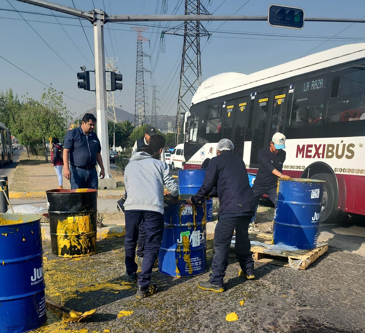 QuadratinEdomex's tweet image. 🔴⚠️#Derrame de 🧃#néctar en vía Morelos causa caos vial en #Ecatepec

📌Información completa:👇
edomex.quadratin.com.mx/derrame-de-nec…