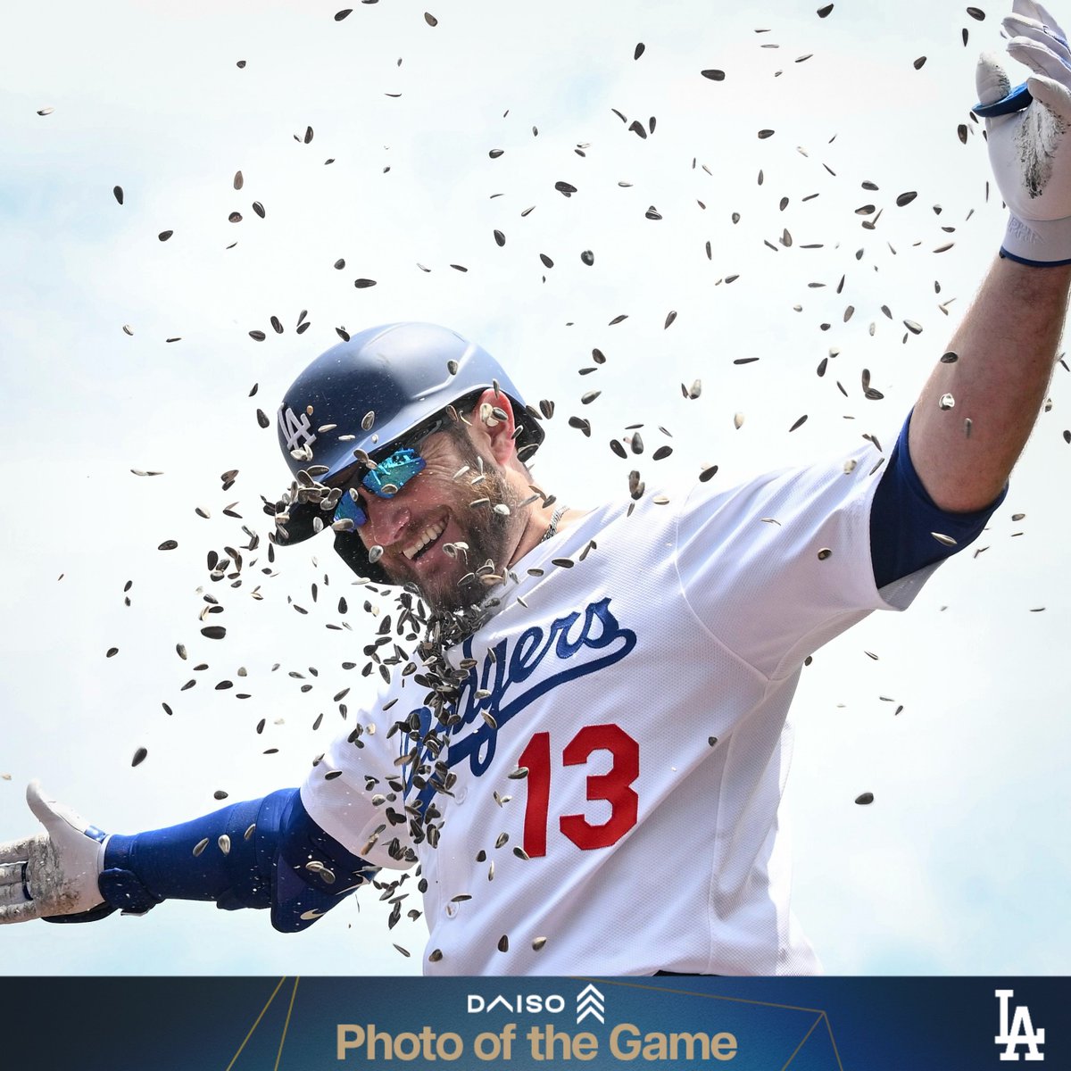 Dodgers's tweet photo. Today's Photo of the Game presented by Daiso. https://t.co/GVrqL7gbsn