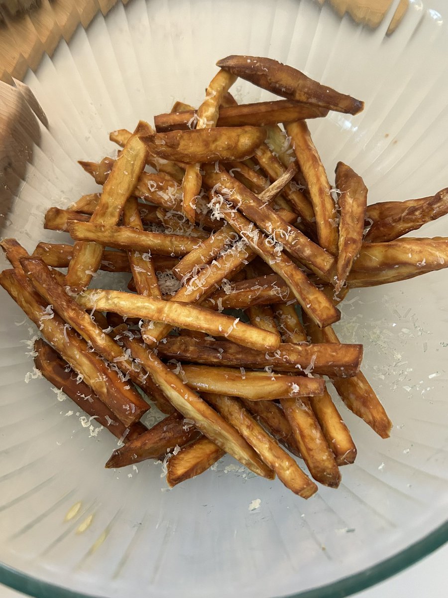ellavatehealth's tweet photo. Elk burgers on homemade sourdough buns with Japanese sweet potato fries in @fondbonebroth lard 🍔🍟 https://t.co/Kz6jhzl3PV