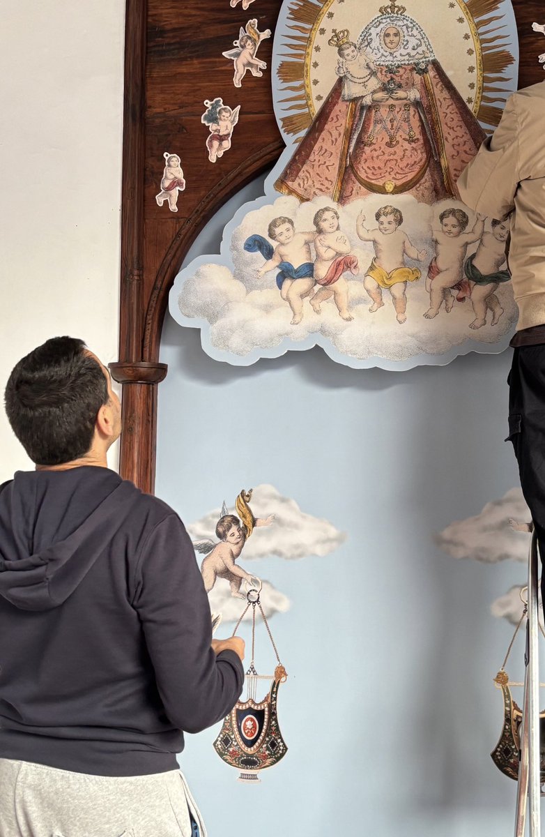 Ya estamos preparando la CRUZ DE CAYETANO. Este año dedicada especialmente a la Patrona de la Palma, por ser año de Bajada.
Visítanos los días 2, 3 y 4 y disfruta de la ruta de las cruces en nuestra ciudad de San Cristóbal de La Laguna.
#crucesdemayo #lalagunatenerife