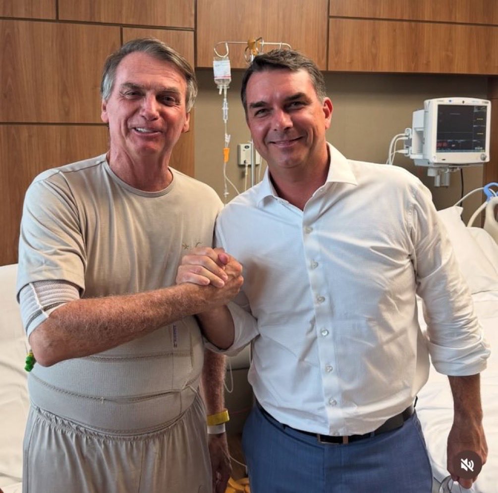 GalizaAr's tweet photo. Ele, nosso Presidente Bolsonaro @jairbolsonaro, está voltando ! 
Glória a Deus, que ouviu nossas preces 🙏🇧🇷🙏 
Que presentaço de aniversário 🎁, Flávio 👏👏 https://t.co/ADY8VD0dDH