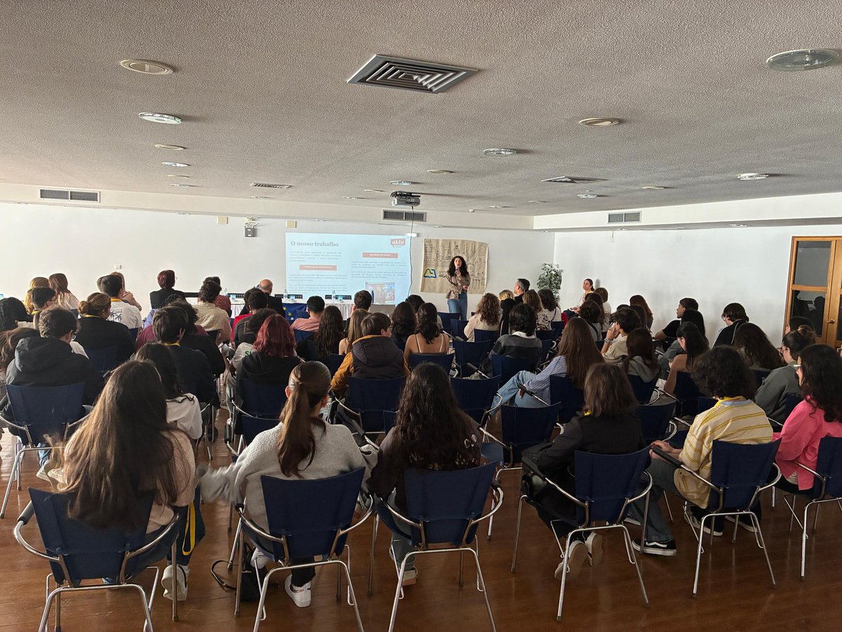 AEMAS_EPAS__'s tweet photo. No passado dia 24 de abril, Piódão recebeu mais um Encontro EPAS, organizado pelo Agrupamento de Escolas de Arganil. O AEMAS esteve presente com quatro Embaixadores Juniores juntamente com a sua embaixadora sénior. https://t.co/VROmyKeDLo