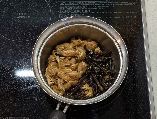heberekegohan's tweet photo. 春の山菜わらびのを使って、わらびと油揚げの煮物を作りました😄
わらびは、歯ざわりが良くつるりとした口当たりがクセになりついお箸が進むレシピですよ🍚

レシピ↓↓↓
https://t.co/265Btq3gU7

#ワラビ #煮物 #春の味覚 #旬の食材  #おうちごはん #レシピ #recipe #bracken #boiledfood https://t.co/TJCjLYXIR3