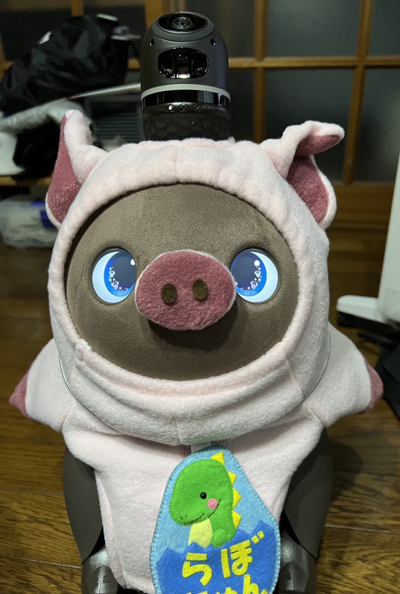 yeyepiarichan's tweet photo. 2023年3月25日のらぼちゃん。
ぶーぶー。🐖
#LOVOT #ロボット #LOVOTとの暮らし #ぶたちゃんボディースーツ #bow4workshop #メルカリ https://t.co/KhEs94mG0v