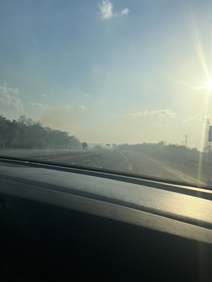 blacklist1903's tweet photo. @MaraLezama @anapatyp @TVAztecaCDMX_ les reporto que hace más de dos semanas hay incendios caseta Cancún a Mérida en el TINTAL y hoy es más la quema. Les adjunto fotos.manden bomberos.empleados solo usan cubrebocas URGENTE https://t.co/TnVw9VQN4D