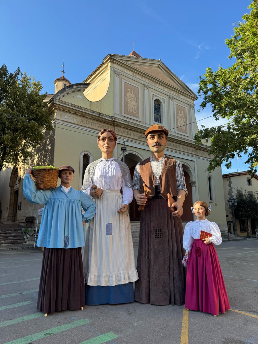 gegantsvilassar's tweet photo. 30/04/2025 

Avui ha sigut un dia molt important i especial per la nostra colla. 

L’Antoni i la Mercè, completen la família de la comparsa nova dels gegants de #Vilassar! 

Ara toca gaudir-los representant amb orgull el nostre poble! 

BENVINGUTS! ❤️ https://t.co/G9ko4hInEl