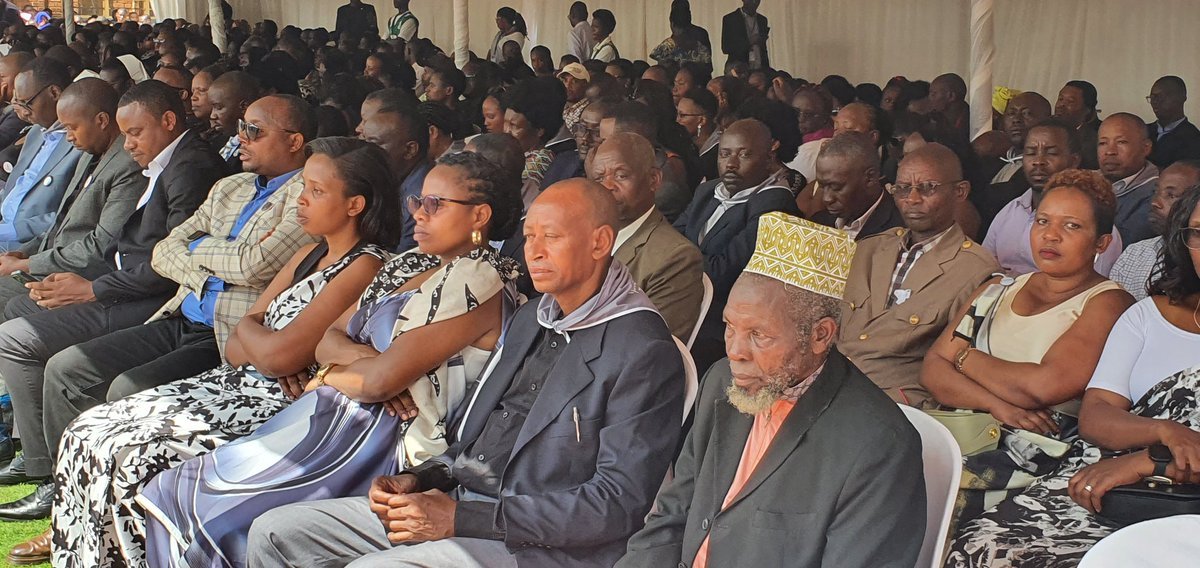 Kinyamateka_KM's tweet photo. "Twibuke dusabira  Abishwe muri Jenoside yakorewe  abatutsi, tunatekereze uburyo bapfuye, uburyo bishwe. Bishwe bamaze gukomereka umutima ku buryo bukomeye kubera kuburirwa urukundo, bagiye barakomeretse umutima, ako niko kababaro kambere kabanjirije akababaro k'umubiri. Ibyo kandi twese turabizi, n'abato turabibigisha kugira ngo mu gukura kwanyu, mu kubyiruka kwanyu, mu kubaho kwanyu mwirinde ikibi" Ubutumwa bwa Nyiricyubahiro Mgr Edouard Sinayobye, mu gitambo cya Misa yabimburiye umuhango wo Kwibuka Jenoside yakorewe Abatutsi ku nshuro ya 31, mu murenge wa Shangi.