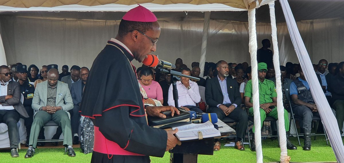 Kinyamateka_KM's tweet photo. "Twibuke dusabira  Abishwe muri Jenoside yakorewe  abatutsi, tunatekereze uburyo bapfuye, uburyo bishwe. Bishwe bamaze gukomereka umutima ku buryo bukomeye kubera kuburirwa urukundo, bagiye barakomeretse umutima, ako niko kababaro kambere kabanjirije akababaro k'umubiri. Ibyo kandi twese turabizi, n'abato turabibigisha kugira ngo mu gukura kwanyu, mu kubyiruka kwanyu, mu kubaho kwanyu mwirinde ikibi" Ubutumwa bwa Nyiricyubahiro Mgr Edouard Sinayobye, mu gitambo cya Misa yabimburiye umuhango wo Kwibuka Jenoside yakorewe Abatutsi ku nshuro ya 31, mu murenge wa Shangi.