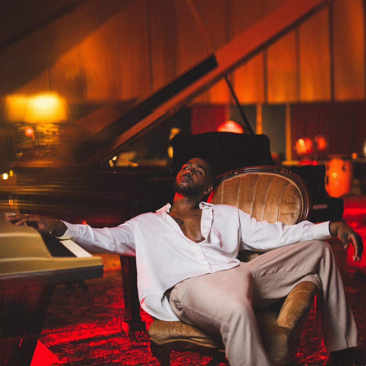 itstathomas's tweet photo. The soul doesn’t lie 🌹
This project came straight from my roots— from the Delta to your ears. Curated by the Deep South, this EP is all heart, heritage, and Southern Soul.
Here’s the cover for my new EP — Southern Soul. Out May 7th 🥃
#SouthernSoul #TAThomas #NewMusic #RnB https://t.co/tDYsPikhYz