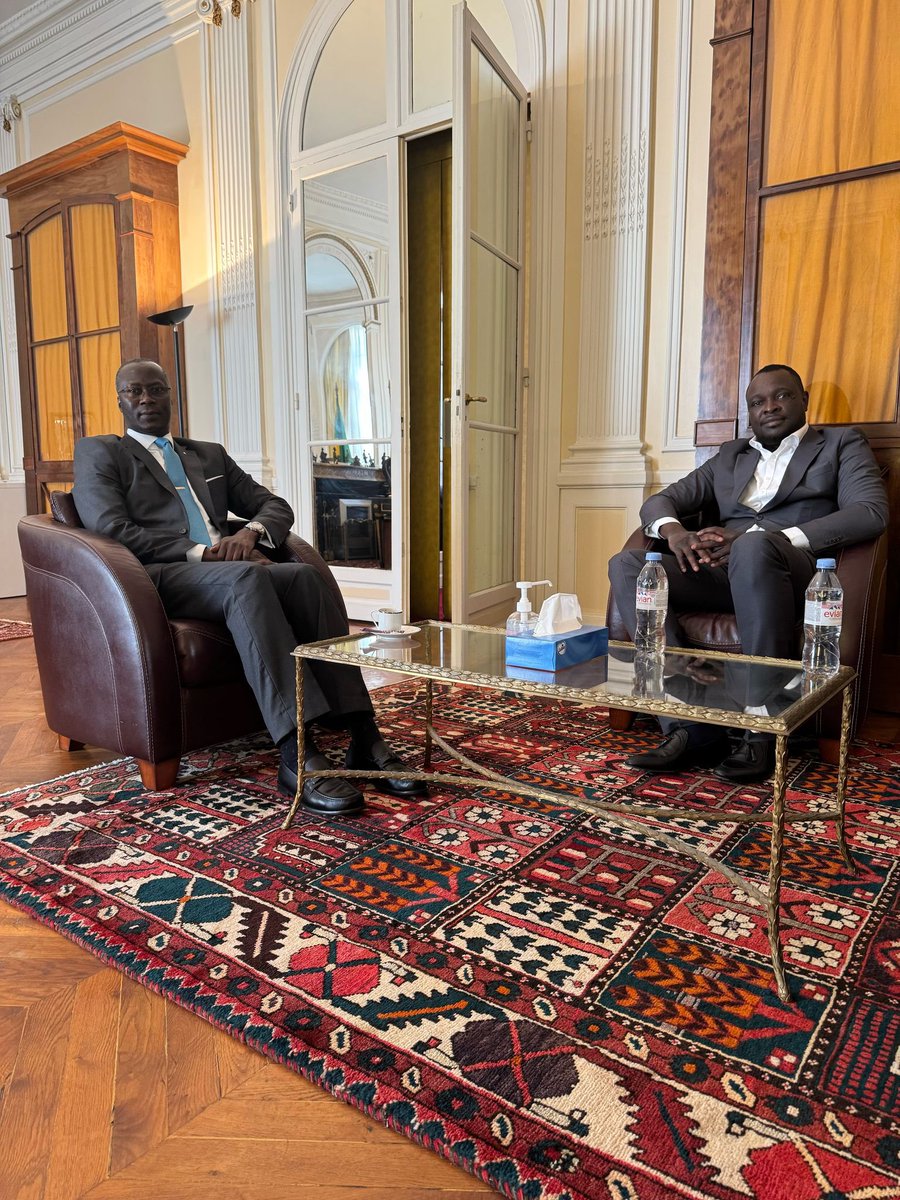 amadoucherif75's tweet photo. Sur le chemin du retour à Dakar, j’ai mis à profit mon escale de quelques heures à Paris (France) en visitant le Consulat Général et l’Ambassade du Sénégal.

Le relèvement de la qualité des services consulaires a été au coeur de nos discussions.

#amadouchérifdiouf #senegal #diaspora