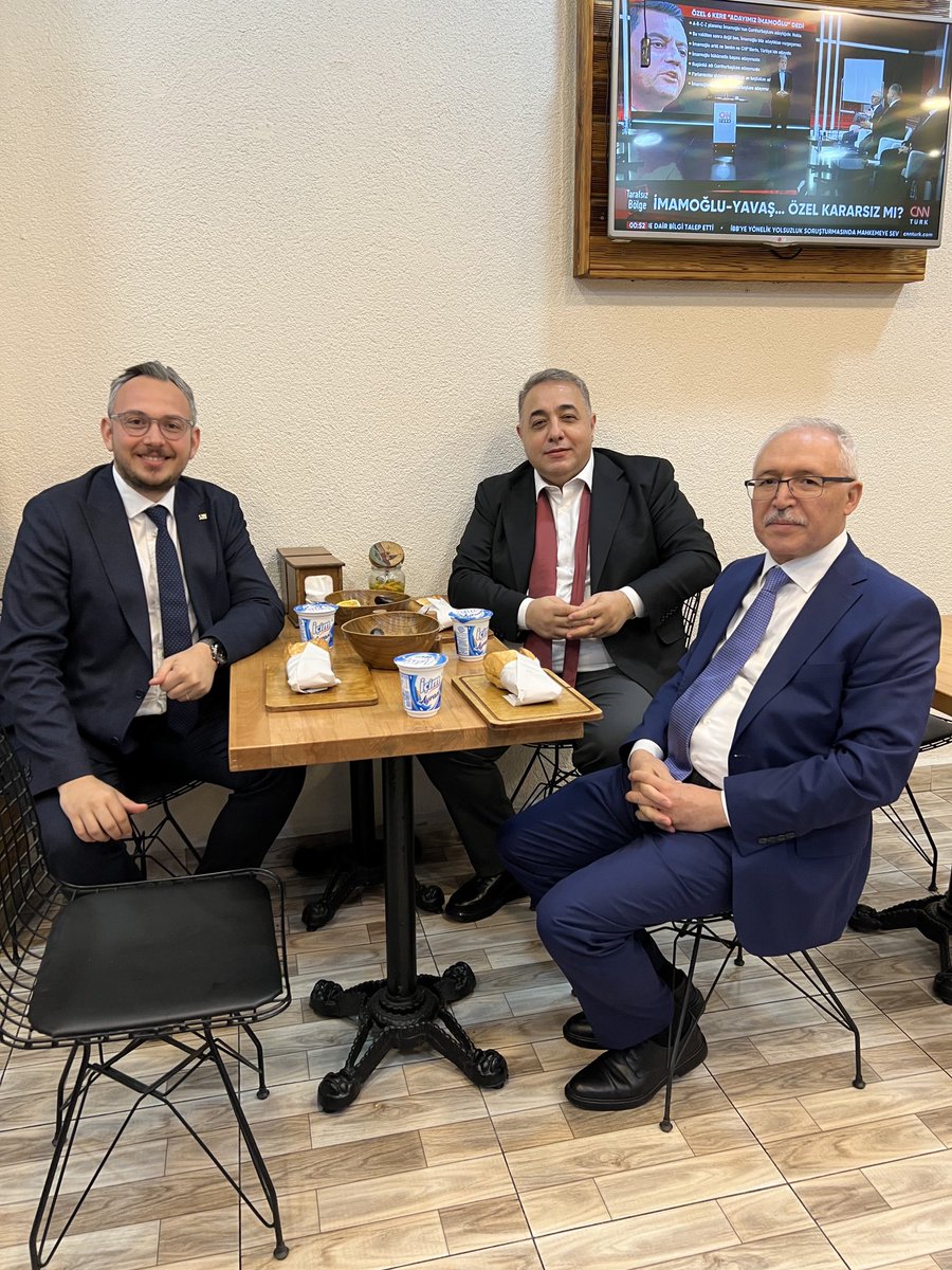 Bayrampaşa’da kokoreç dükkanında bir Washington Temsilcisi:))

⁦<a href="/yunuspaksoy/">Yunus Paksoy</a>⁩ kardeşim Türkiye lezzetlerini özlemiş. Midye de ikram ettik:)) 

Sabaha Washington yolcusu. Yolun açık olsun kardeşim.
⁦<a href="/abdulkdir_selvi/">abdulkadir selvi</a>⁩