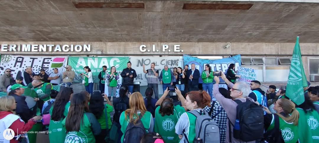 ATE_ANAC's tweet photo. ❌EL CIPE NO SE VENDE❌
💪🏽SE DEFIENDE💪🏽
🫂Abrazo al CIPE por la continuidad del Centro y sus trabajadores/as
#ATEANACinformATE #ATEANACreclama #CIPE #ANAC #ElCIPEnoSeToca #Estado #EsconATE #NOalCierreDelCIPE #DefendamosAlCIPE
👇Lee el comunicado
https://t.co/PSx1smy7tg
📷👇 https://t.co/kzAc830vLC