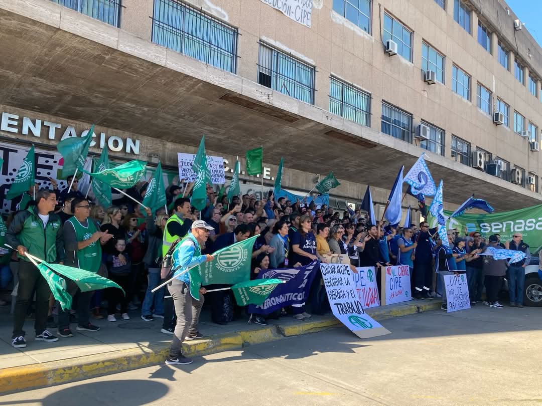 ATE_ANAC's tweet photo. ❌EL CIPE NO SE VENDE❌
💪🏽SE DEFIENDE💪🏽
🫂Abrazo al CIPE por la continuidad del Centro y sus trabajadores/as
#ATEANACinformATE #ATEANACreclama #CIPE #ANAC #ElCIPEnoSeToca #Estado #EsconATE #NOalCierreDelCIPE #DefendamosAlCIPE
👇Lee el comunicado
https://t.co/PSx1smy7tg
📷👇 https://t.co/kzAc830vLC