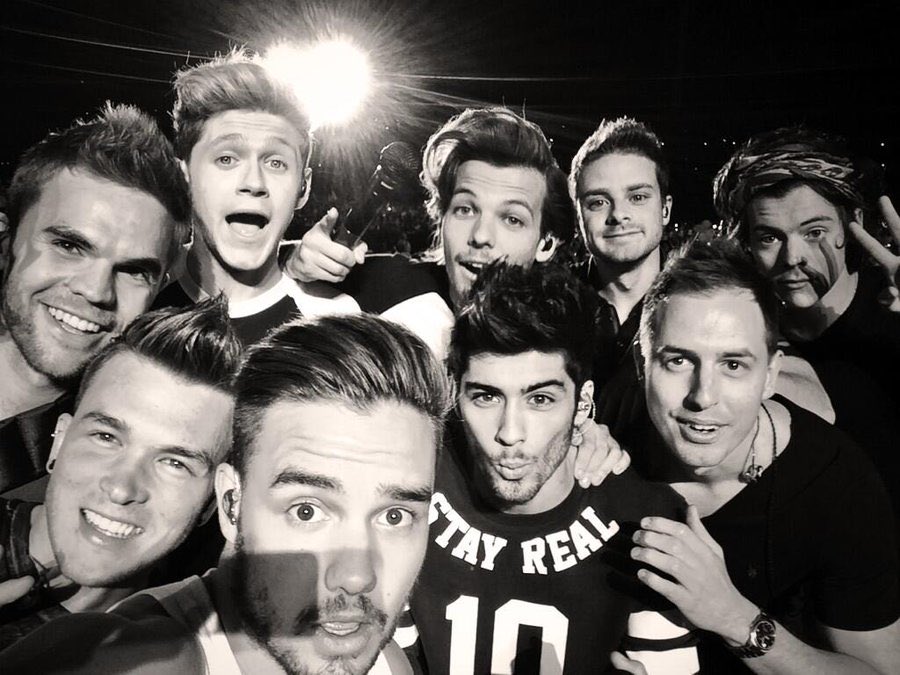 archivsliam's tweet image. Liam shared this pic on stage with One Direction and the band exactly 11 years ago.

“Full picture of tonight's selfie wouldn't fit on insta”