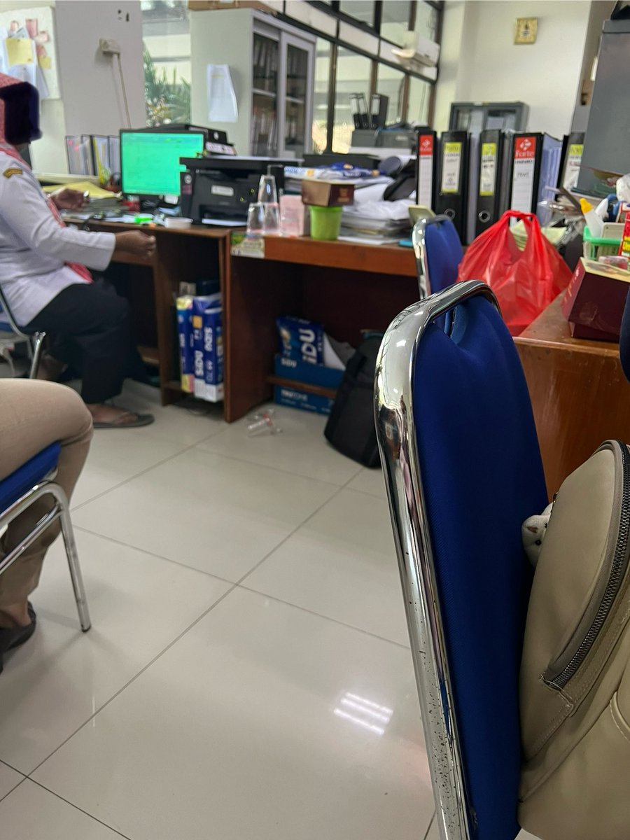 Semoga kantor2 pemerintah lain gak kayak gini.
Appoinment jam 13:00 tp baru masuk jam 14:15. Menunggu duduk di dpn tempat sampah yg penuh sampah. Sampah plastic cup ceceran di lantai.

Smg ke depannya bisa tepat waktu, lebih bersih &amp; rapi ruangannya, bersih &amp; rapi bekerjanya.