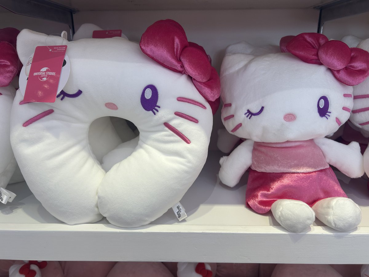 ◼︎USJ新作グッズ ハローキティ •ネックピロー(収納したらぬいぐるみ