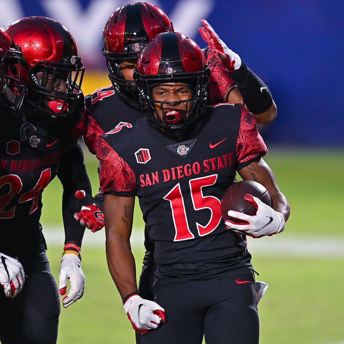 AntwonSanders11's tweet image. #AGTG After a great conversation with @CoachRLindley I’m blessed to receive another D1 offer from San Diego State university!! @corylaxen @COACHPATROB @coachCoutten @CEKing_Football @CoachClaySims @MickensJay @MathisGaius