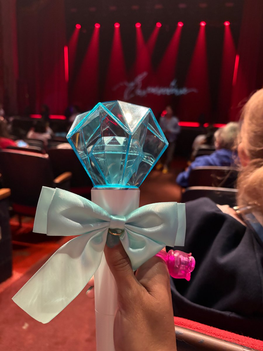 SolsticeJen's tweet photo. I’m ready for the concert!!!  

#ONEWTHELIVE_CHICAGO https://t.co/0DoeojaSGY