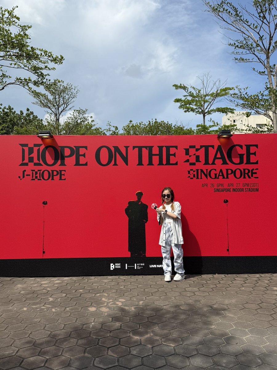 JKlovers901's tweet photo. HOPE ON THE STAGE IN SINGAPORE🇸🇬DAY1

My First Concert💜🥺
Welcome to HOPE WORLD💜🧚🏻‍♀️
#BTSJHOPE #HOPEONTHESTAGE #HOPE_ON_THE_STAGE_TOUR #HOPE_ON_THE_STAGE_TOUR_Singapore #JHOPE #ARMY https://t.co/bP83RZoQvd