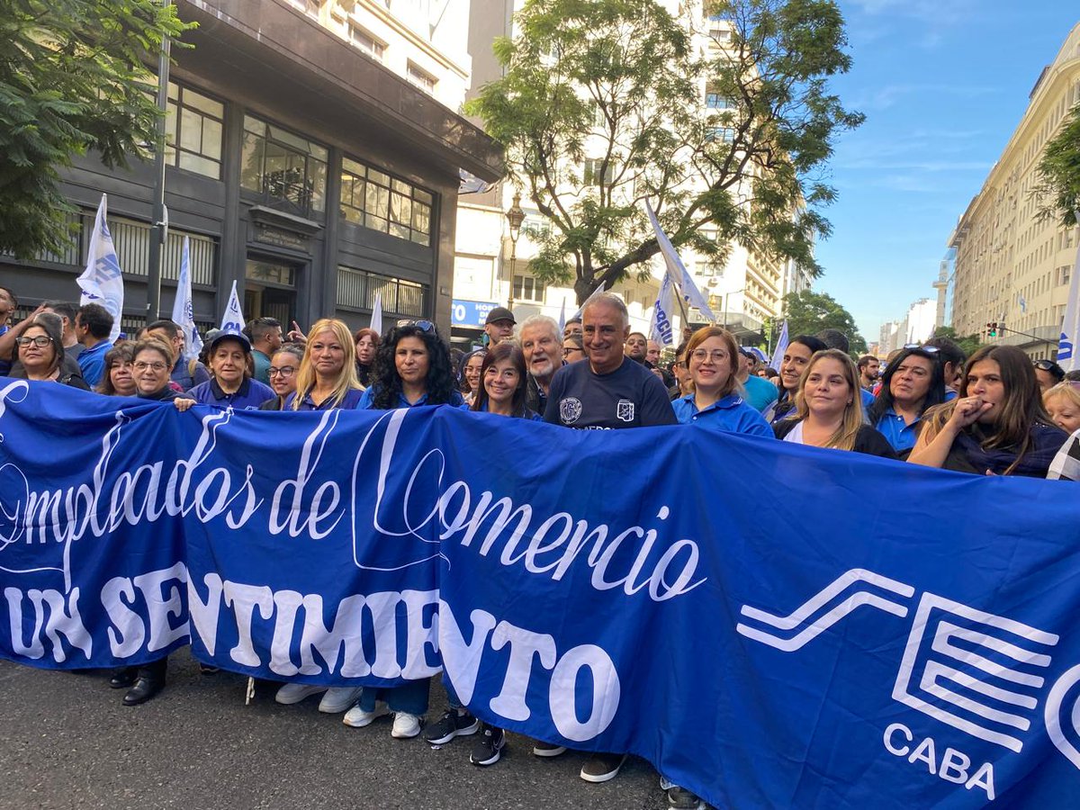 Hoy, junto a los/as compañeros/as de comercio, marchamos en defensa del trabajo, la industria nacional, la educación pública, el acceso a la salud para todos/as y luchamos por paritarias libres y homologadas. 
¡Sigamos juntos por el camino del compromiso y la solidaridad!